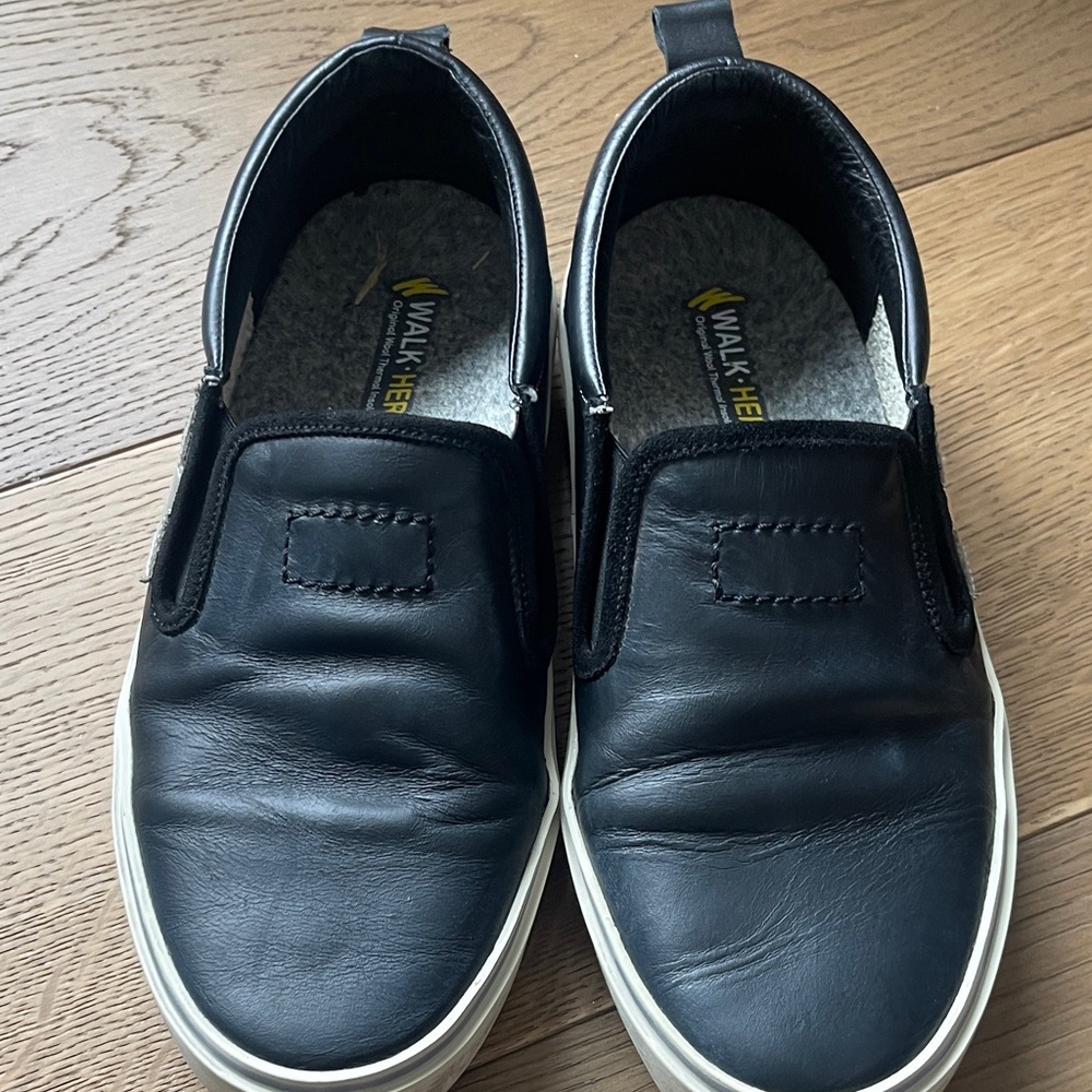 Golden Goose 38. Great condition- not original inserts. Creasing shown.